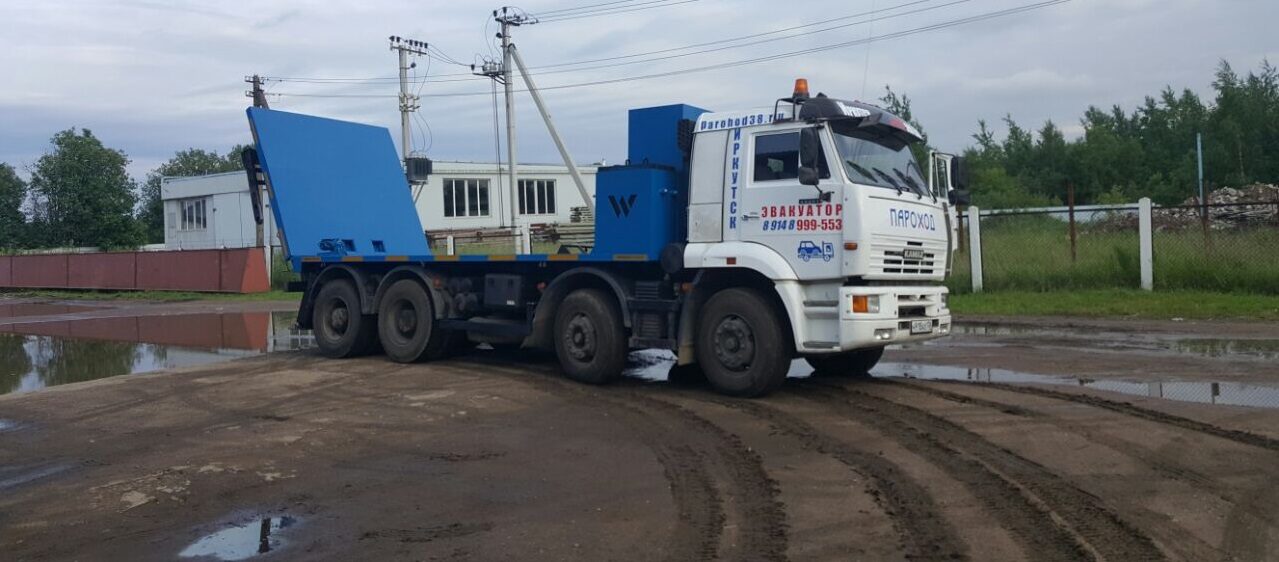 夜间高速公路重型半挂DAF牵引车救援